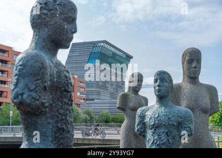 Vue du Musée Munch et des sculptures de Fellesskap par une journée ensoleillée, Oslo, Norvège, Scandinavie, Europe Banque D'Images