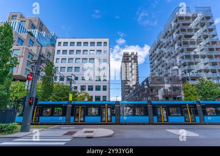 Vue sur le tramway de la ville et l'architecture contemporaine dans la zone de code-barres par une journée ensoleillée, Oslo, Norvège, Scandinavie, Europe Banque D'Images