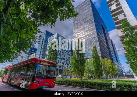 Vue sur le bus urbain et l'architecture contemporaine dans la zone de code-barres par une journée ensoleillée, Oslo, Norvège, Scandinavie, Europe Banque D'Images