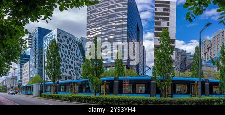 Vue sur le tramway de la ville et l'architecture contemporaine dans la zone de code-barres par une journée ensoleillée, Oslo, Norvège, Scandinavie, Europe Banque D'Images