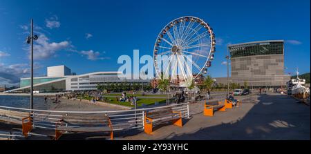 Vue sur Opera Beach, grande roue et musée Munch par une journée ensoleillée, Oslo, Norvège, Scandinavie, Europe Banque D'Images