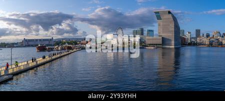 Vue sur le musée Munch et les gratte-ciel de la ville par une journée ensoleillée, Oslo, Norvège, Scandinavie, Europe Banque D'Images