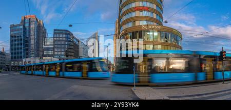 Vue des bâtiments et des tramways de Jernbanetorget, Oslo, Norvège, Scandinavie, Europe Banque D'Images