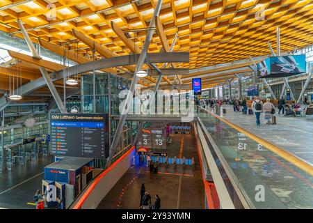 Vue de l'intérieur du salon des départs à l'aéroport d'Oslo, Oslo, Norvège, Scandinavie, Europe Banque D'Images