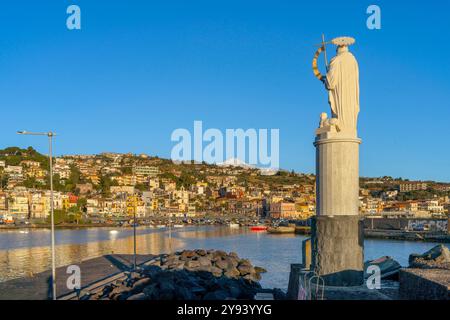 Port, ACI Trezza, Catane, Sicile, Italie, Méditerranée, Europe Banque D'Images