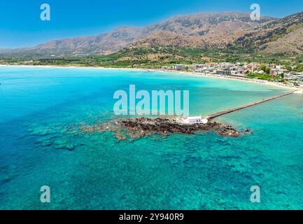 Drone aérien photo de Georgioupoli et célèbre chapelle d'Agios Nikolaos construit en mer avec un petit chemin reliant le continent, Chania, île de Crète, Gr Banque D'Images