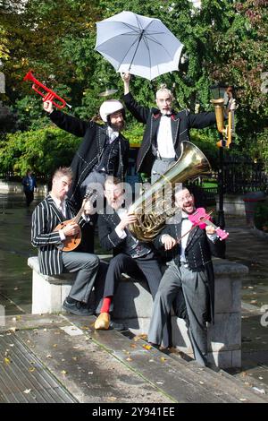 Londres, Royaume-Uni. 8 octobre 2024. Photocall pour le groupe de clowns musicaux primé Släpstick. Le groupe se produira au prestigieux Wilton's Music Hall de Londres du 7 au 12 octobre, après une première mondiale réussie à Edinburgh Fringe 2023. Crédit : claire doherty/Alamy Live News Banque D'Images