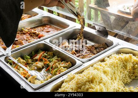 Cette image capture une scène typique de la cuisine de rue au Salvador, mettant en vedette divers plats servis à partir d'un stand de nourriture Banque D'Images