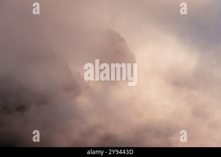 Mystérieux sommet de montagne voilé par un épais brouillard d'automne dans les Pyrénées aragonaises près de la rivière Ara, Ordesa Banque D'Images