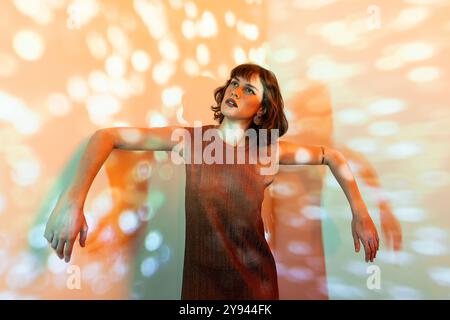 Un portrait artistique d'une jeune femme stylisée dans un style rétro, entouré d'un effet de lumière bokeh vibrant qui projette des ombres colorées. Banque D'Images