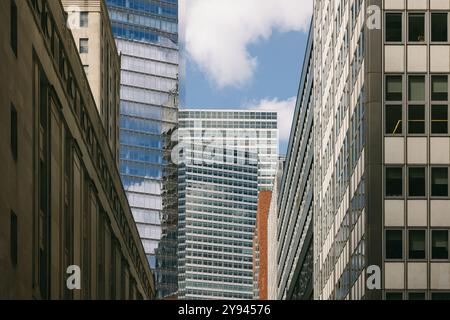 Une vue saisissante de l'architecture moderne et classique à New York. L'image capture des gratte-ciels et des bâtiments imposants, mettant en valeur l'architecte Banque D'Images