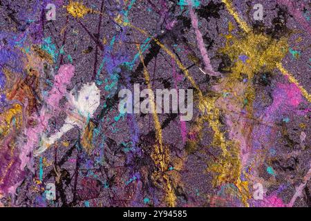 Une peinture abstraite accrocheuse avec un mélange étonnant de couleurs vives et de touches métalliques. L'interaction du violet, du bleu, de l'or et du rose crée Banque D'Images