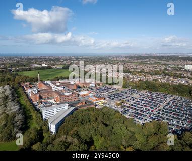 Vue aérienne des bâtiments du NHS Arrowe Park Teaching Hospital, Wirral, Merseyside, Angleterre, vue d'approche Banque D'Images