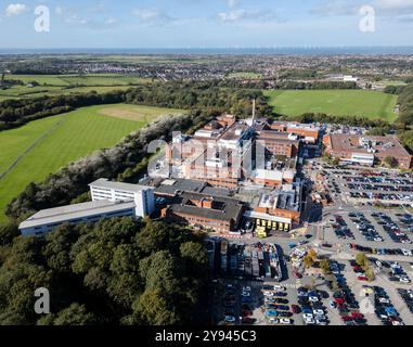 Vue aérienne des bâtiments du NHS Arrowe Park Teaching Hospital, Wirral, Merseyside, Angleterre, vue en orbite Banque D'Images