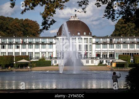 Brême, Allemagne. 08 octobre 2024. Un marcheur marche le long de Holler See devant le Parkhotel. Crédit : Sina Schuldt/dpa/Alamy Live News Banque D'Images