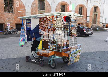 Lucques, Italie. 15 septembre 2024. Un stand avec des souvenirs de Lucques et de Toscane. Photo de haute qualité Banque D'Images