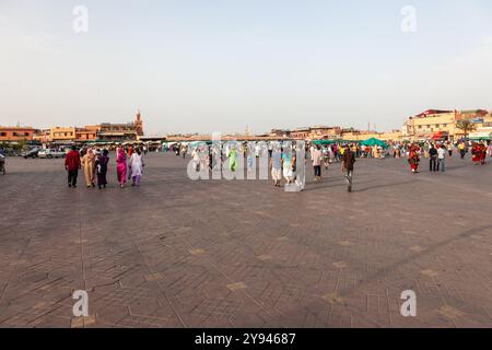 Place Jemaa el Fna à Marrakech. Poussettes et spectateurs Banque D'Images