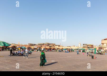 Place Jemaa el Fna à Marrakech. Poussettes et spectateurs Banque D'Images