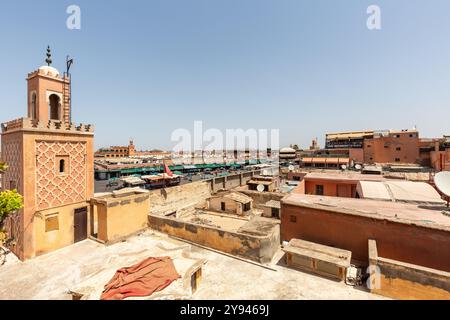 Place Jemaa el Fna à Marrakech. Minaret de la mosquée Assaha Banque D'Images