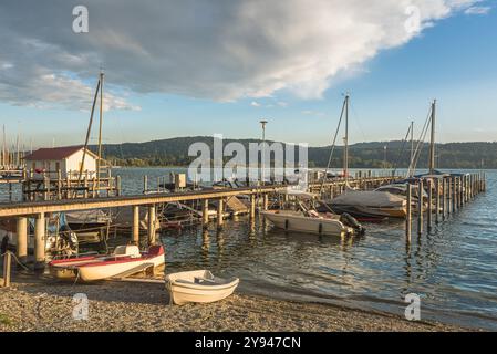 Port sur le lac de Constance avec jetée en bois, bateaux amarrés et hangar à bateaux, Bodman-Ludwigshafen, Bade-Wuerttemberg, Allemagne Banque D'Images