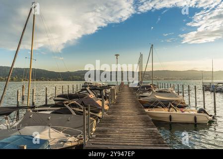 Jetée en bois avec bateaux amarrés dans la marina sur le lac de Constance, Bodman-Ludwigshafen, Bade-Wuerttemberg, Allemagne Banque D'Images