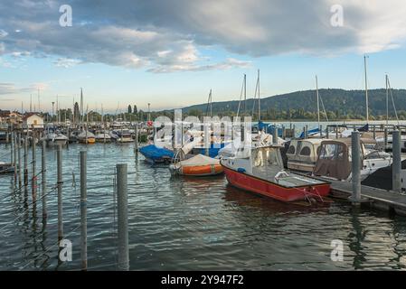 Port sur le lac de Constance avec des bateaux amarrés, Bodman-Ludwigshafen, Bade-Wuerttemberg, Allemagne Banque D'Images