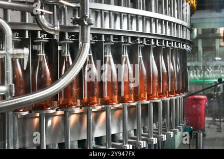 Stary Plzenec, République tchèque. 08 octobre 2024. Le producteur de vin mousseux Bohemia sekt présente sa nouvelle ligne d'embouteillage, l'un des plus gros investissements de la société depuis 20 ans à Stary Plzenec, République tchèque, le 8 octobre 2024. Crédit : Miroslav Chaloupka/CTK photo/Alamy Live News Banque D'Images