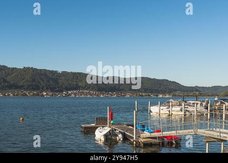 Bord de lac avec jetée sur le lac de Constance, vue sur le village de Bodman, Ludwigshafen am Bodensee, Bade-Wuerttemberg, Allemagne Banque D'Images