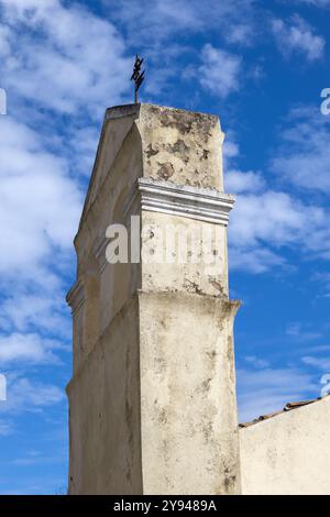 Beffroi d'une église orthodoxe traditionnelle. Petit bâtiment à côté d'une route. Ciel bleu avec des nuages blancs. Acharavi, Corfou, Grèce. Banque D'Images