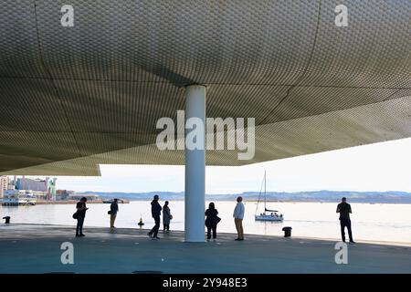 Vue sur le paysage à travers la baie depuis le centre des arts Botin Centre avec un yacht passant utilisant la puissance du moteur sur un matin calme Santander Cantabria Espagne Banque D'Images