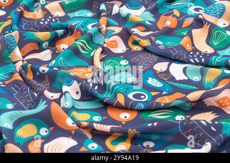 Motif toucan tropical avec des feuilles vertes sur un fond de tissu blanc, avec des illustrations toucan vibrantes et des feuilles de monstera Banque D'Images