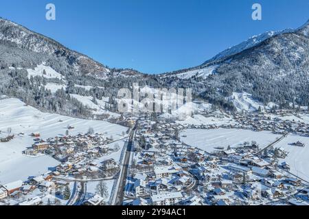Vue sur le magnifique Allgäu enneigé près de Bad Hindelang sur la route alpine allemande Banque D'Images