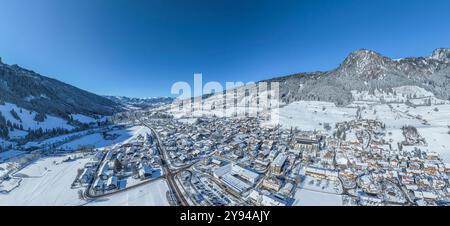 View of the wonderful snow-covered Allgäu near Bad Hindelang on the German Alpine Road Banque D'Images