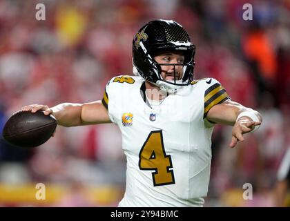 Kansas City, États-Unis. 07 octobre 2024. Le Saints Derek Carr décharge un pass pendant Monday Night Football au stade Arrowhead de Kansas City, Missouri, le 7 octobre 2024. Photo de Jon Robichaud/UPI crédit : UPI/Alamy Live News Banque D'Images