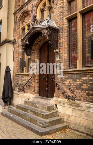 Belgique, Flandre, Bruges, Sint Amandstraat, porte Art Nouveau de Glinsterin médecine alternative praticien Banque D'Images