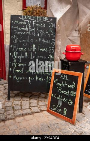 Belgique, Flandre, Bruges, Wijngaardplein, menu tableau noir à l'extérieur du restaurant touristique Banque D'Images