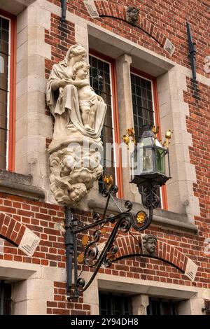 Belgique, Flandre, Bruges, Wijngaardplein, lampe et statue mariale sur le restaurant Maximiliaan van Oostenrijk Banque D'Images