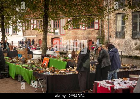 Belgique, Flandre, Bruges, Dijver, clients en marché aux puces le week-end Banque D'Images