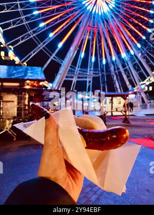 Brême, ALLEMAGNE - 6 DÉCEMBRE 2023 des saucisses sont empilées dans un étal de nourriture au marché traditionnel de Noël prêt à être servi comme Currywurst Banque D'Images