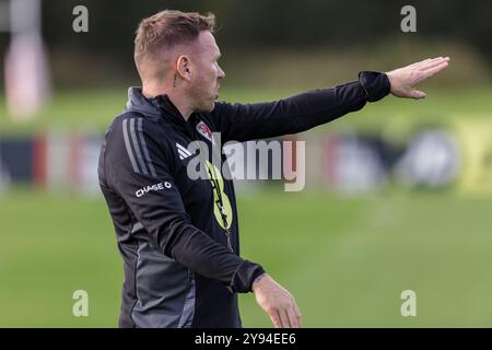 Pontyclun, PAYS DE GALLES - 07 OCTOBRE 2024 : Craig Bellamy, le manager de l’équipe nationale du pays de Galles, lors d’une session d’entraînement au pays de Galles au Vale Resort avant l’UE 2025 Banque D'Images