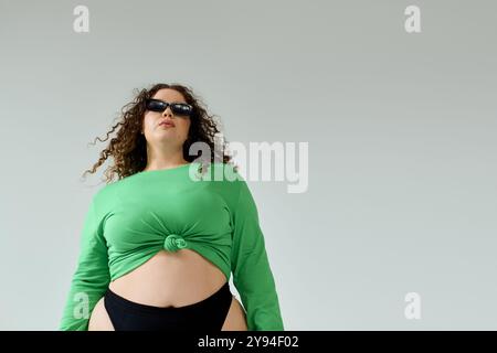 Une superbe femme de grande taille montre son sens de la mode unique avec flair et confiance. Banque D'Images