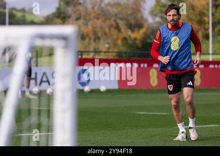 Pontyclun, PAYS DE GALLES - 07 OCTOBRE 2024 : Joe Allen du pays de Galles lors d'une session d'entraînement au pays de Galles au Vale Resort avant le match de l'UEFA Nations League 2025 Banque D'Images