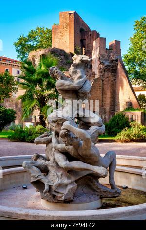 La fontaine des Tritons dans les jardins Nicola Calipari sur la Piazza Vittorio Emanuele II, Rome, Italie Banque D'Images