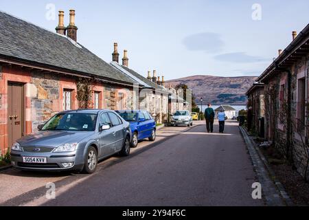 Rangée de chalets dans le village de conservation de Luss, sur les rives du Loch Lomond, en Écosse. Comme dans la série de la télévision écossaise 'High Road'. Banque D'Images