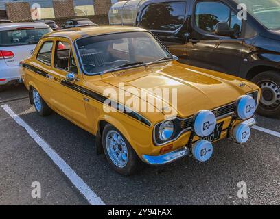 Une 1971, Yellow Mk1, Ford Escort Mexico, garée dans le parking Sainsburys, Deal, Kent Banque D'Images