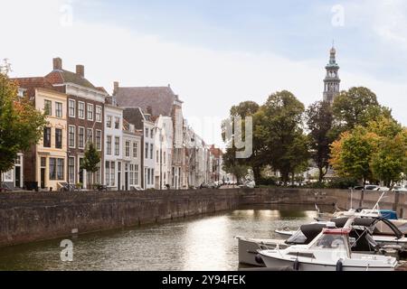 Maisons de canal historiques dans le centre de la ville historique de Middelburg dans la province de Zélande. Banque D'Images