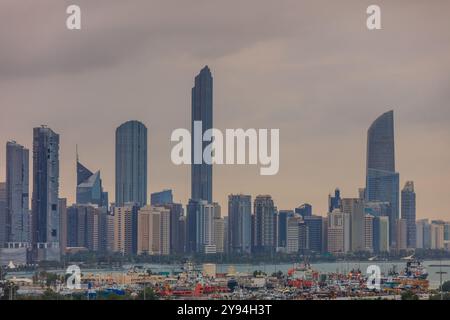 Abu Dhabi ville dans la soirée. Vue depuis le port maritime. Émirats arabes Unis Banque D'Images