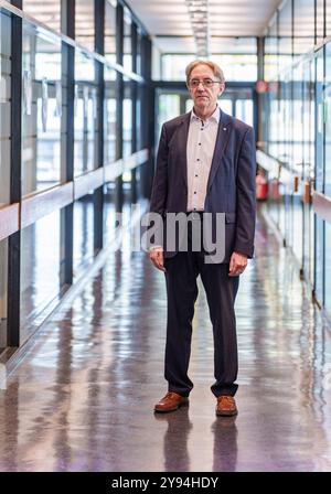 Darmstadt, Allemagne. 07 octobre 2024. Michael Waidner, directeur de l'Institut Fraunhofer pour la technologie de l'information sécurisée à Darmstadt / directeur du Centre national de recherche pour la cybersécurité appliquée ATHENE, est présent dans l'institut. Crédit : Andreas Arnold/dpa/Alamy Live News Banque D'Images