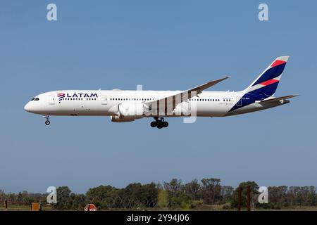 Un Boeing 787-9 Dreamliner de LATAM Airlines atterrissant à l'aéroport de Rome Fiumicino. Plus de 50 passagers ont été blessés après une chute soudaine du Boeing 787 de LATAM reliant Sydney à Auckland en mai 2024 Banque D'Images