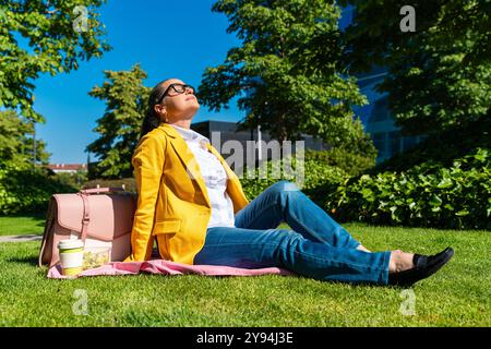 Belle femme d'affaires senior portant une tenue d'affaires décontractée se promenant dans le quartier des affaires de la ville - adulte d'entreprise mature allant travailler à Banque D'Images